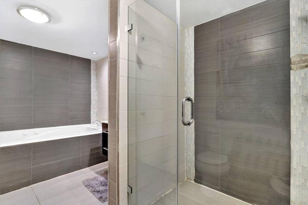 Spectacular! Penthouse With Direct Water Views! Apartment Miami