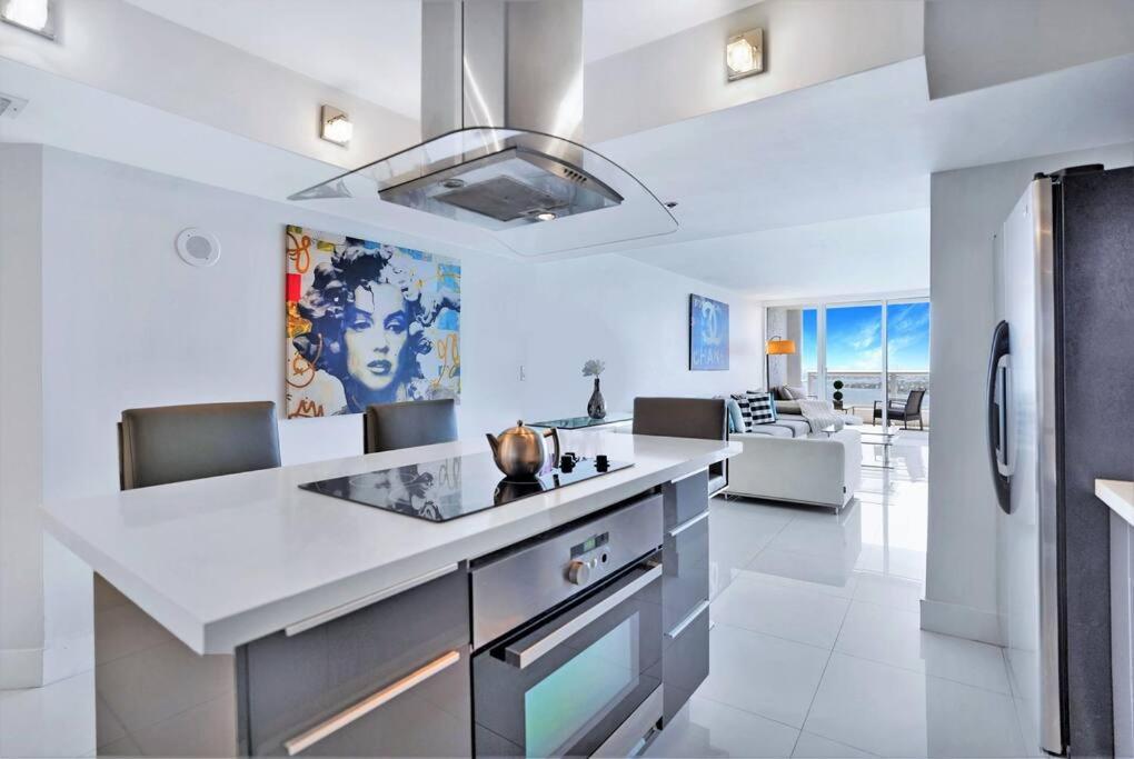 Spectacular! Penthouse With Direct Water Views! Apartment *