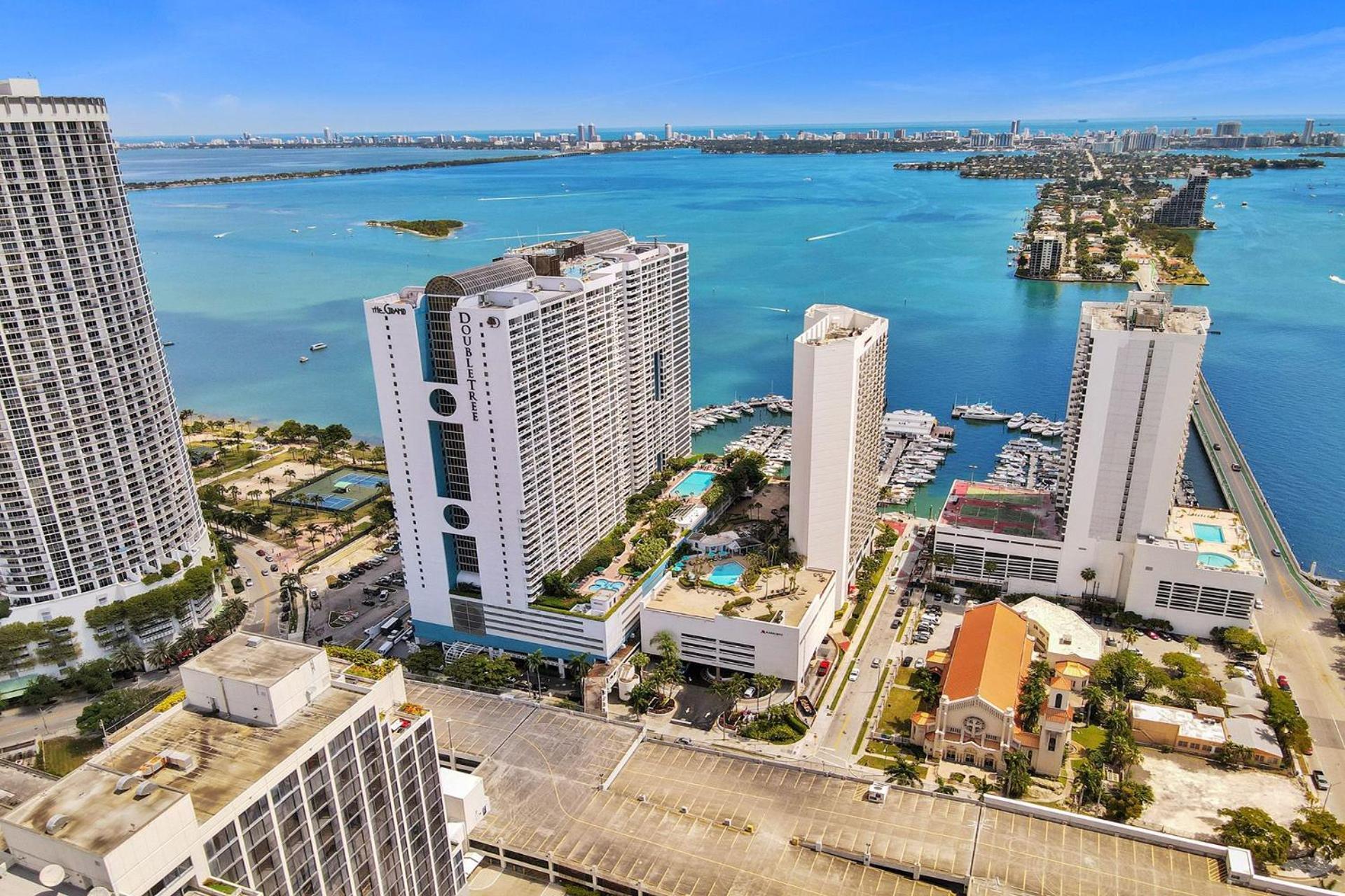 Apartment Spectacular! Penthouse With Direct Water Views!